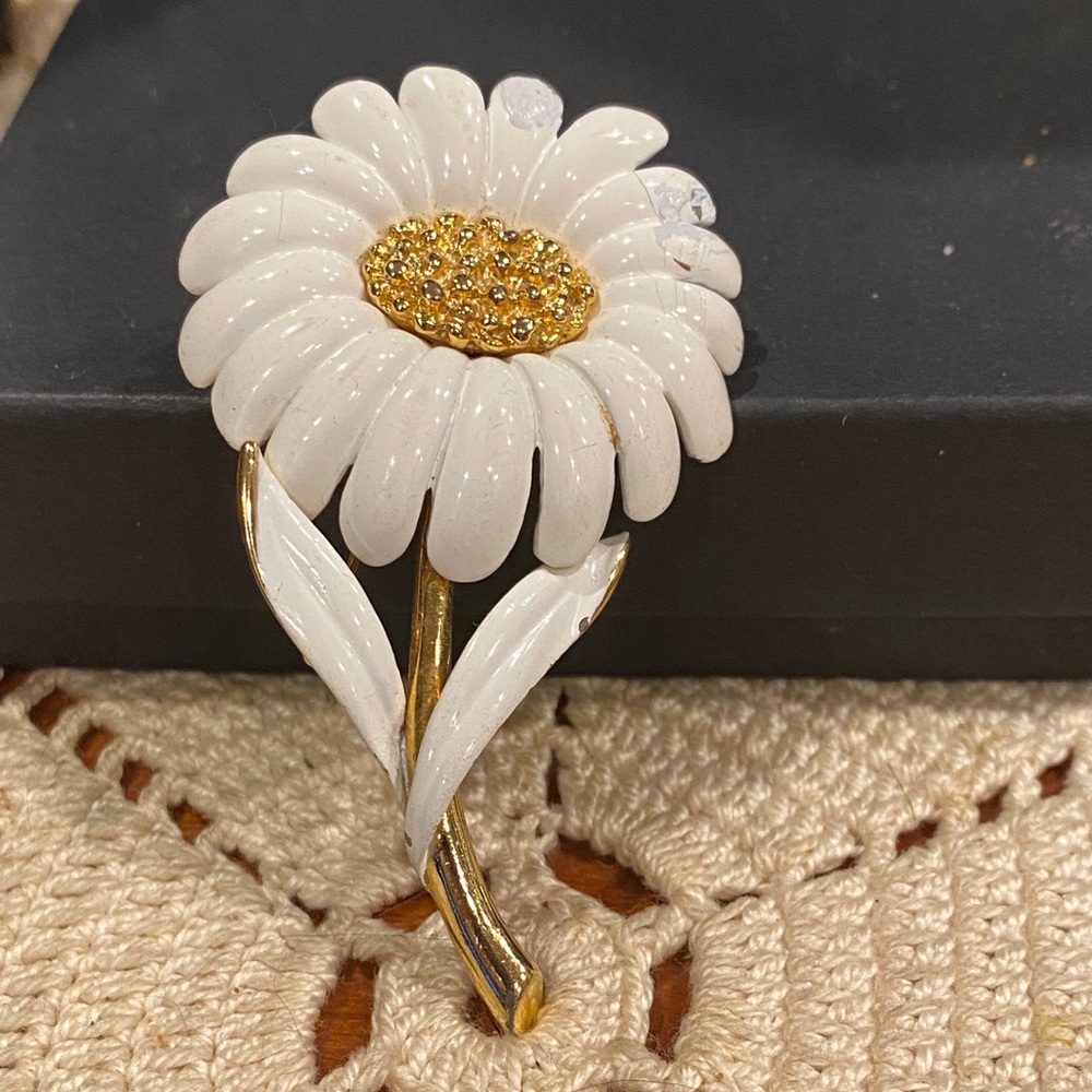 ElegantMonet White and Gold Tone Flower Brooch